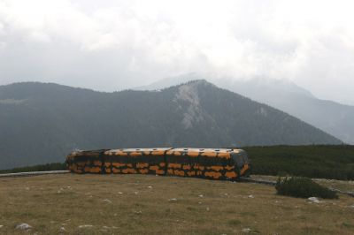 Salamander auf Talfahrt
Einer der Salamander-Triebzüge hat die Bergstation wieder verlassen und begibt sich auf die Talfahrt.
Schlüsselwörter: Schneeberg , Schneebergbahn , Zahnradbahn , Salamander , Hochschneeberg