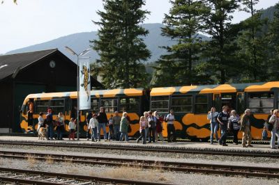 Volle Züge am Schneeberg
Gut ausgelastet war die Schneebergbahn an diesem Sonntag, obwohl zuvor gar kein Ausflugswetter angekündigt war. Die Fahrgäste des Sonderzuges aus Wien trugen ihren Anteil dazu bei und freuen sich nun auf die Heimfahrt hinter der mächtigen 52.
Schlüsselwörter: Schneeberg , Schneebergbahn , Zahnradbahn , Salamander , Puchberg