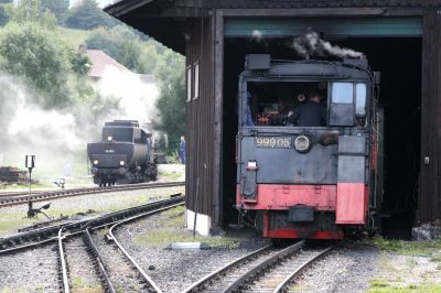 Begegnung mit der großen Bahn
Während die 999.05 ihre Wagen in die Wagenhalle schiebt, wartet daneben die 52.4984 der ÖBB-Nostalgie darauf die Fahrgäste mit ihrem Sonderzug zurück nach Wien zu bringen.
Schlüsselwörter: Schneeberg , Schneebergbahn , Zahnradbahn , 999 , 999.05 , Puchberg