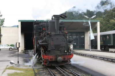 Die neue Fahrzeughalle
999.05 kehrt in die Fahrzeughalle in Puchberg zurück. Der dreigleisge Neubau, der Heizhaus, Triebwagenhalle und Werkstätte zugleich ist, mag zwar optisch nicht so gefällig wirken, wie das alte Heizhaus, bietet dem Personal aber zweifellos bessere Arbeitsbedingungen. 
Schlüsselwörter: Schneeberg , Schneebergbahn , Zahnradbahn , 999 , 999.05 , Puchberg