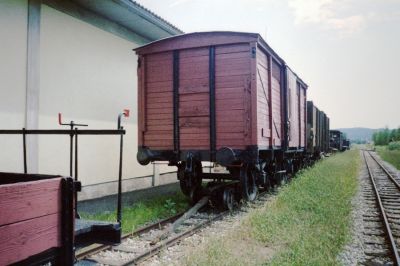 Auf Rollböcken aufgebockter Normalspurgüterwagen in Stainz. Bemerkenswert, die hölzerne Kuppelstange.

Schlüsselwörter: Stainz , S11 , Rollbock