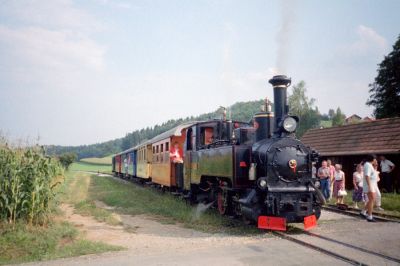 Der Stainzer Flascherlzug mit seiner damals aktuellen Zweiachsergarnitur während eines Aufenthaltes in Kraubath.
Schlüsselwörter: Stainz , S11 , Kraubath