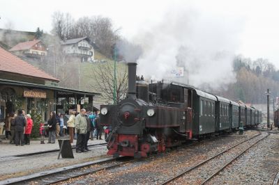 Ankunft in Grünburg, die meisten Fahrgäste haben den Bahnhof rasch in Richtung Adventmarkt in Steinbach an der Steyr verlassen. Die Eisenbahnfreunde hingegen bleiben gerne noch etwas länger hier.
Schlüsselwörter: Steyrtalbahn , 298 , Grünburg