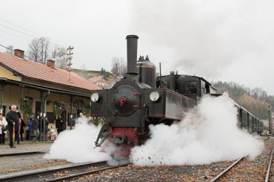 Mit mächtig Abdampf aus den Zylindern setzt sich 298.52 in Bewegung, um zum Wasserkran beim Heizhaus zu fahren.
Schlüsselwörter: Steyrtalbahn , 298 ,  Grünburg