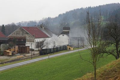 Einen zeitlosen Hintergrund bietet das Ensemble des Sägewerkes von Sommerhubermühle. Die Steyrtalbahnlok 298.102 ist mit ihrem Zug soeben durch die Verladehalle des Sägewerks durchgefahren.
Schlüsselwörter: Steyrtalbahn , 298 ,  Sommerhubermühle