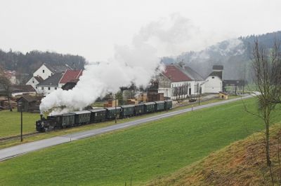 Mit mächtig Dampf hat sich der Zug nach Grünburg in Bewegung gesetzt. Stilecht sind am Ladegleis zwei Drehschemelwagen abgestellt.
Schlüsselwörter: Steyrtalbahn , 298 ,  Sommerhubermühle