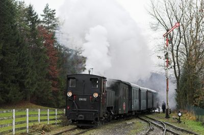 Bei Zweizugbetrieb finden die Zugkreuzungen in Aschach statt. 298.102 kommt mit dem ersten Zug des Tages von Grünburg nach Steyr etwas verspätet an, so ist dieses Foto ausnahmsweise auch für die Fahrgäste des Gegenzuges machbar.
Schlüsselwörter: Steyrtalbahn , 298 ,  Aschach