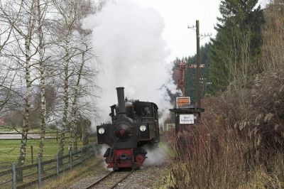 298.52 hat den Kreuzungsaufenthalt in Aschach absolviert und strebt nun in eine Dampfwolke gehüllt dem Endpunkt Grünburg entgegen.
Schlüsselwörter: Steyrtalbahn , 298 ,  Aschach