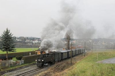 Das ehemalige Stationsgebäude von Neuzeug ist heute ein privates Wohnhaus. 298.102 setzt sich in Richtung Grünburg in Bewegung.
Schlüsselwörter: Steyrtalbahn , 298 ,  Neuzeug