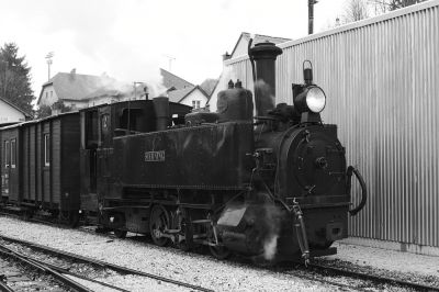 Nochmals die älteste Lokomotive Österreichs auf 760mm-Spur im Detail. Die nicht besonders fotogene Wellblechwand gehört zu einem Anbau am Werkstättengebäude, das aus dem ehemaligen Güterschuppen entstanden ist. 
Schlüsselwörter: Steyrtalbahn , Steyr , 298.102