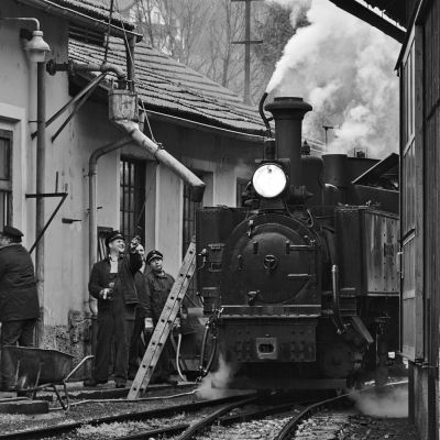 Immer wieder ein nettes Motiv bietet das Wassernehmen beim Heizhaus, auch wenn sich die Szenerie seit Zeiten des Planbetriebes etwas verändert hat. 
Schlüsselwörter: Grünburg , Steyrtalbahn , 298.102