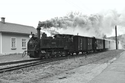 Einfahrt des Gegenzuges mit der "Sierning" in Aschach an der Steyr. 
Schlüsselwörter: Steyrtalbahn , Aschach , 298.102