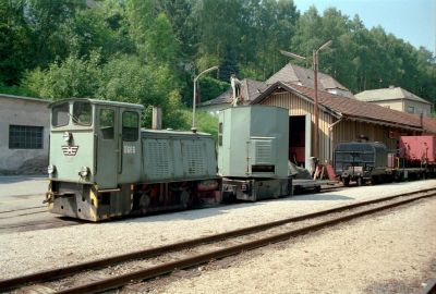 Diesellok für Arbeitseinsätze mit Kranwagen bei der Werkstätte am Lokalbahnhof in Steyr.
Schlüsselwörter: Steyrtalbahn , Steyr