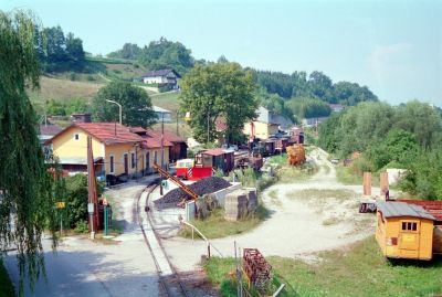 Blick auf den Bahnhof Grünburg von der Straßenbrücke über die Steyr. Hinter dem Kohlenlager wurde später eine Wagenhalle errichtet.
Schlüsselwörter: Steyrtalbahn , Grünburg