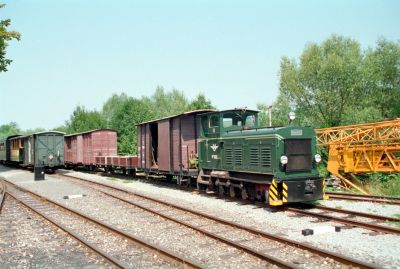 Die Gmeinder-Diesellok V105 ist stilecht vor einem Güterzug abgestellt.
Schlüsselwörter: Steyrtalbahn , Grünburg , 699