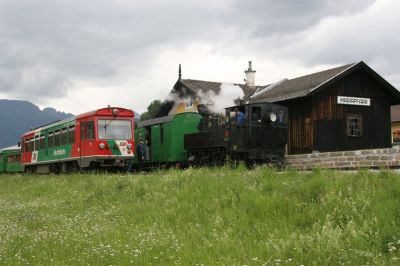 Verkehrte Welt
Zugkreuzung des Planzuges mit Lok 6 und des Sonderzuges mit VT33 in Mariapfarr. 
Schlüsselwörter: Taurachbahn , VT33 , Z6 , Mariapfarr