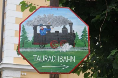 Ein netter Wegweiser zeigt in Mauterndorf eine Abkürzug zum Bahnhof an
Schlüsselwörter: Taurachbahn , Mauterndorf