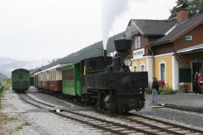 Nachdem es am Abend endlich zu regnen aufgehört hatte, ergaben sich im Bahnhof Mauterndorf noch einige nette Motive mit der StLB 6 beim Zusammenstellen der Züge für Sonntag
Schlüsselwörter: Taurachbahn , Z6 , Mauterndorf