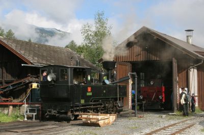 StLB 6 beim Kohle und Wasser fassen am Mauterndorfer Heizhaus, im Heizhaus wird 699.01 "Red Bull" angeheizt.
Schlüsselwörter: Mauterndorf , Taurachbahn , Z6 , 699.01