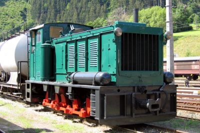 VL 01 der StLB bzw. D40 der SKGLB nach der Rückkehr von ihrer Hauptuntersuchung im Bahnhof Unzmarkt der Murtalbahn. Die Lok steht nun beim Club 760 auf der Taurachbahn im Einsatz.
Schlüsselwörter: Murtalbahn , Unzmarkt , Taurachbahn , D40 , VL01