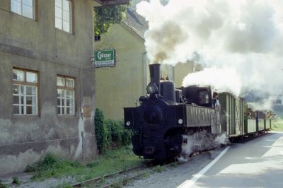 Hansenhütte
Zug mit Bh.1 in der Ortsdurchfahrt von Hansenhütte, das wahrscheinlich bekannteste Fotomotiv der Thörlerbahn.
Schlüsselwörter: Thörlerbahn , Bh.1 , Hansenhütte