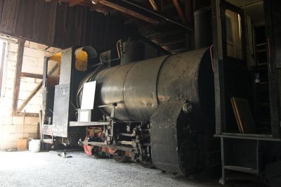 Im Eisenbahnmuseum Schwechat hat die bekannte Dampfspeicherlok der Schwertberger Kaolinbahn einen geschützten Unterstand gefunden.
Schlüsselwörter: Eisenbahnmuseum Schwechat , VEF , Schwertberg , Dampfspeicherlok