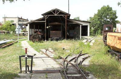 An der Rückseite der Schmalspurhalle befindet sich ein Flugdach unter dem einige historisch interessante Feldbahnwagen untergestellt sind. Die Zufahrt erfolgt über eine Dreiwegweiche.
Schlüsselwörter: Eisenbahnmuseum Schwechat , VEF , Feldbahn