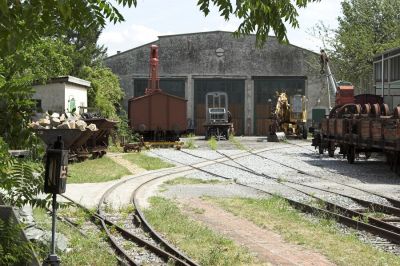 Im Museumsgelände sind einige interessante Gleiskonstruktionen zu finden. So quert das Feldbahngleis hier die normalspurige Gleisharfe vor der Museumshalle.
Schlüsselwörter: Eisenbahnmuseum Schwechat , VEF , Feldbahn