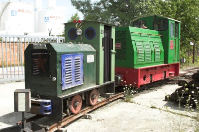 Zwei Feldbahndieselloks, eine Diema und eine Schöma, am Gleisabschluss der 600mm-Strecke.
Schlüsselwörter: Eisenbahnmuseum Schwechat , VEF , Feldbahn