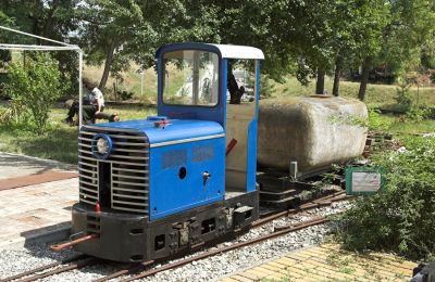 Ein Jenbach-Pony mit einer zu einem Tankwagen umgebauten Lore
Schlüsselwörter: Eisenbahnmuseum Schwechat , VEF , Feldbahn