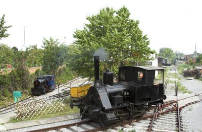 Gegenüberstellung kleiner Lokomotiven beider Spurweiten: auf 600 mm die Krauss/Linz 1367 und auf Normalspur die "Brünn".
Schlüsselwörter: Eisenbahnmuseum Schwechat , VEF , Feldbahn