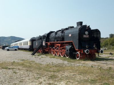 Am Waldbahnhof, am Rand des Sägewerks in Viseu de Sus wurde die CFR 150.216 mit einigen Schlafwagen als Hotelzug aufgestellt.
Schlüsselwörter: Wassertalbahn