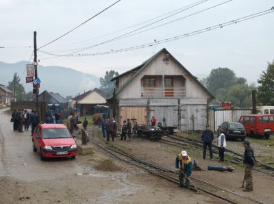 Montag Morgen in Viseu de Sus, die Forstarbeiter warten am Tor des Sägewerks auf die Ausfahrt des ersten Produktionszuges hinauf ins Wassertal.
Schlüsselwörter: Wassertalbahn