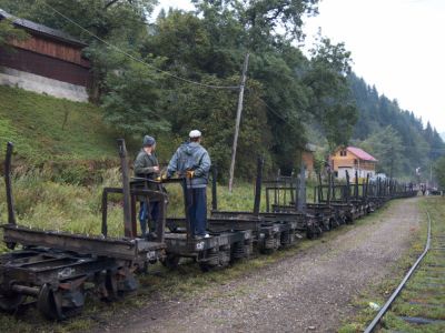 Die Züge werden von Hand gebremst, hier fahren zwei Bremser auf einem Leerwagenzug mit.
Schlüsselwörter: Waasertalbahn , Trucks , Bremser