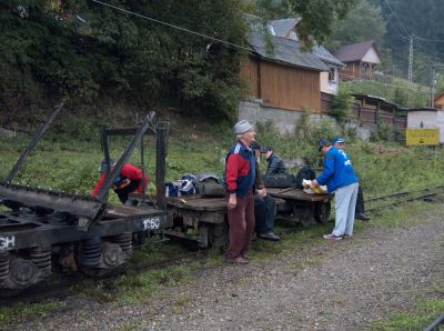 Am Ende des Produktionszuges hängen Flachwagen auf denen Forstarbeiter zu ihren Arbeisstellen in den Wäldern mitfahren.
Schlüsselwörter: Wassertalbahn