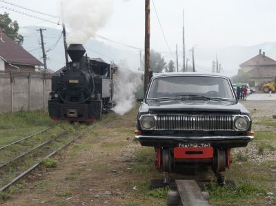 Abfahrbereiter Touristenzug mit ELVETIA und Schienenauto
Schlüsselwörter: Wassertalbahn , 764 , Schienenauto