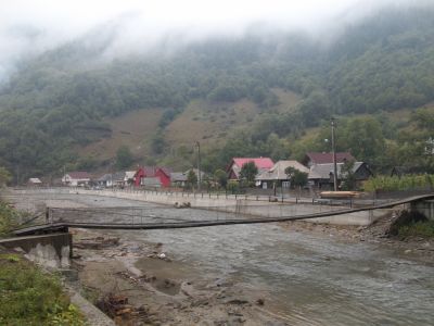 Steg über den Fluss Vaser, die Uferbefestigung wurde nach dem Hochwasser von 2008 erneuert.
Schlüsselwörter: Wassertalbahn