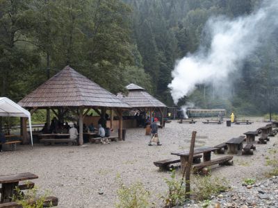 Picknickplatz und Grillstation für die Passagiere der Touristenzüge am Bahnhof Paltin.
Schlüsselwörter: Wassertalbahn