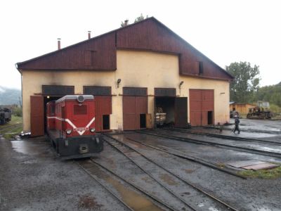 Fahrzeughalle der RG Holz in Viseu de Sus, davor die L45H 87-0015
Schlüsselwörter: Wassertalbahn , L45H