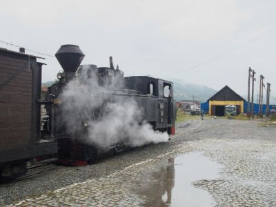 764.241 ist mit dem Touristenzug nach Viseu de Sus zurückgekehrt und spiegelt sich in einer Regenlacke.
Schlüsselwörter: Wassertalbahn , 764