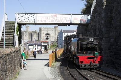 Ex SAR NGG16/143 beim Umsetzen in Caernarfon, dem nördlichen Endpunkt der Welsh Highland Railway. Im Hintergrund ist das ältere Wahrzeichen der Stadt zu sehen, die Festung aus dem späten 13. Jhdt.
Schlüsselwörter: Welsh Highland Railway, Garratt, NGG16, Caernarfon