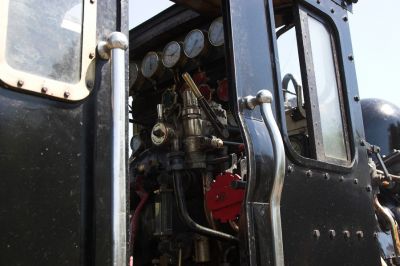 Blick in den Führerstand der NG143.
Schlüsselwörter: Welsh Highland Railway, Garratt, NGG16, Caernarfon