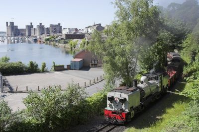 NG87 verläßt nach ihrer letzten Tour an diesem Tag Caernarfon, um nach Dinas, dem betrieblichen Zentrum der WHR zurückzukehren. Von einer Fußgängerbücke kann man hier Bahn und Burg gemeinsam aufs Bild bringen.
Schlüsselwörter: Welsh Highland Railway, Garratt, NGG16, Caernarfon