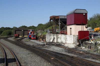 Bekohlungsanlage und Ölturm im Betriebsgelände in Dinas, einige Kilometer südlich von Caernarfon.
Schlüsselwörter: Welsh Highland Railway, Dinas