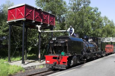 NG143 ergänzt ihre Wasservorräte in Waunfawr.
Schlüsselwörter: Welsh Highland Railway, Garratt, NGG16, Waunfawr