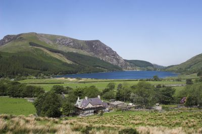 Blick vom Zug auf den See Llyn Cwellyn.
Schlüsselwörter: Welsh Highland Railway