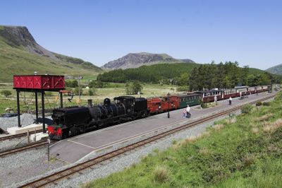 NG143 hat mit ihrem 9-Wagen-Zug den Bahnhof Rhydd Ddu erreicht, den höchstgelegenen Bahnhof der Strecke und von 2003 bis April 2009 Endstation der WHR.
Schlüsselwörter: Welsh Highland Railway, Garratt, NGG16, Rhydd Ddu