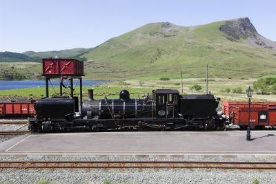 NG143 vor der eindrucksvollen Bergkulisse von Snowdonia, am Wasserturm von Rhyd Ddu.
Schlüsselwörter: Welsh Highland Railway, Garratt, NGG16