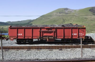 Mehrere Güterwagen der Südafrikanischen SAR sind auf der Welsh Highland Railway für interne Transporte im Einsatz, so auch dieser Wagen mit Schotter auf dem Bauzug-Abstellgleis in Rhyd Ddu.
Schlüsselwörter: Welsh Highland Railway