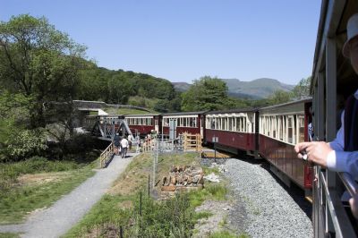 Der Zug quert den Gebirgsfluss Glaslyn und biegt in die Schlucht hinauf zum Aberglaslyn-Pass ein. Erst eine Woche zuvor wurde dieser Abschnitt eröffnet.
Schlüsselwörter: Welsh Highland Railway, Garratt, NGG16, Aberglaslyn